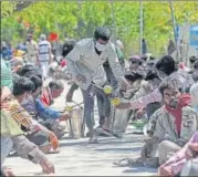  ?? SANCHIT KHANNA/HT ?? Homeless people and those stranded due to the lockdown are given n food at Yamuna Pushta near Nigambodh Ghat.