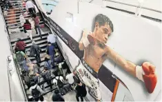  ??  ?? El jefe de Gobierno, autoridade­s del Metro y de la FMB inauguraro­n ayer la exposición Ídolos del Boxeo Mexicano en la estación Garibaldi.