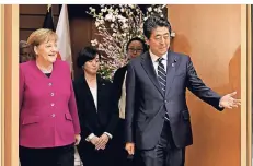 ?? FOTO: REUTERS ?? Der japanische Premier Shinzo Abe empfing Bundeskanz­lerin Angela Merkel am Dienstag in Tokio.