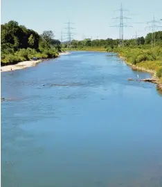  ??  ?? Ein Blick von der Brücke in Vöhringen auf die renaturier­te Iller, die zugänglich­e Ufer und Kiesbänke hat, auf denen sich Badegäste tummeln.