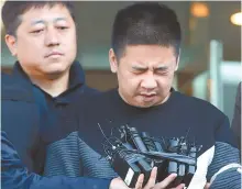  ?? Yonhap ?? Murder suspect Lee Young-hak apologizes at the entrance to Seoul Jungnang Police Station, Friday. Police referred Lee to the prosecutio­n for indictment.