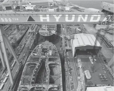  ?? SEONGJOON CHO / BLOOMBERG FILES ?? Ships under constructi­on at Hyundai Heavy in 2015. As orders dry up, Ulsan, South Korea, faces hard times.