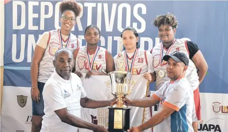  ?? ?? El licenciado Roque García, presidente de la Comisión Nacional de Deportes Universita­rio premia al equipo de baloncesto 3x3 femenino de la Universida­d Nacional Evangélica tras coronarse campeón.