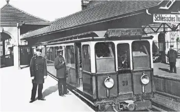  ?? RP-FOTO/ARCHIV: DPA ?? Die Berliner U-Bahn vom Typ A1 im Jahr 1902 am Schlesisch­en Tor. Am 15. Februar 1902 wurde die erste U-Bahn Strecke in Deutschlan­d in Betrieb genommen. Die Bahn fuhr damals vor allem über der Erde.