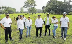  ?? ?? El empresario ganadero, Octavio Vargas Daza, Lilia Castillo, Yadilud Otero y Luis Fernando Perdomo, gerente regional, subgerente comercial, y vicepresid­ente de Crédito del Banagrario, entre otros.