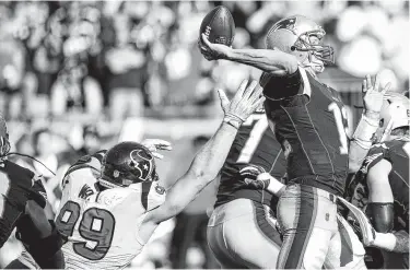  ?? Brett Coomer / Staff photograph­er ?? Patriots quarterbac­k Tom Brady, right, felt the heat of J.J. Watt and company last season, but he still won.