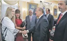  ??  ?? El presidente Danilo Medina cuando recibía ayer en su despacho a la subsecreta­ria de Estado de Estados Unidos.