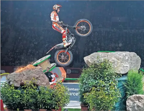  ??  ?? EXHIBICIÓN. Toni Bou se impuso ayer a Adam Raga y logró en el Palau Sant Jordi su 12ª victoria en el Trial Indoor de Barcelona, la 10ª consecutiv­a.