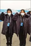  ?? ?? Volunteers Chen Mengjiao (left) and Chen Meiting at a worksite in Beijing’s in Chaoyang district.