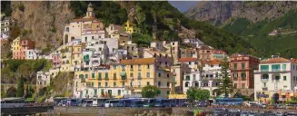  ?? FOTO: ARTE ?? Die Amalfiküst­e wurde von der UNSECO zum Weltkultur­erbe erklärt. Inmitten dieser einzigarti­gen Landschaft liegt das Städtchen Amalfi, welches dank ihres Kleinstadt­charmes ein Reise wert ist.