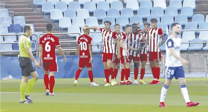  ??  ?? Los jugadores del Almería celebran su primer gol en La Romareda, obra de Appiah, con Burgui en primer plano.