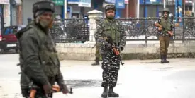  ?? —AP ?? CRACKDOWN Indian militia guard a closed market in Srinagar on Saturday after police arrested at least 200 separatist­s in a sweeping crackdown.