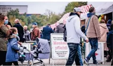  ?? RP-FOTO: ANNE ORTHEN ?? Seit dem Wochenende gilt Maskenpfli­cht auf dem Aachener Platz. An den Eingängen und auf dem Platz wurden Hinweistaf­eln aufgestell­t.