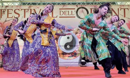  ??  ?? In scena Artisti d’oriente sul palco della Fiera di Padova per l’oriente Festival