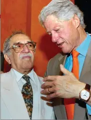  ??  ?? Gabo y el poder El escritor chileno Roberto Bolaño describía a García Márquez como “un hombre encantado de haber conocido a tantos presidente­s y arzobispos”. En las imágenes, junto a Bill Clinton, Fidel Castro (dos de sus grandes amigos) y los...