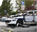  ?? (Photo AFP) ?? Le  octobre , une vingtaine de personnes avaient pris d’assaut deux voitures de police dans le quartier de la Grande Borne à Viry-châtillon.