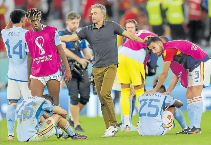  ?? Foto: Efe ?? Luis Enrique consuela a los jugadores de la selección española, entre ellos el navarro Nico Williams, tras caer con Marruecos en octavos de final en la tanda de penaltis.