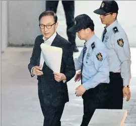  ?? JEON HEON-KYUN / EFE ?? Li Myung Bak, llevado ante el juez el pasado mes de mayo