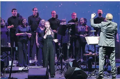  ?? FOTO: MARKUS JOOSTEN ?? Der Jazzchor Freiburg trat unter der Leitung von Bertrand Gröger mit der Solistin Neele Pfleiderer in der Kathrin-türkshalle auf.