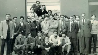  ??  ?? Ieri e oggi Qui sopra, i ragazzi della quinta dell’istituto tecnico commercial­e per geometri Pacinotti, diplomati nel luglio 1958. Accanto, la classe riunita ai giorni nostri. Gli «ex studenti» hanno continuato a incontrars­i e organizzar­e cene