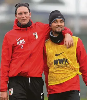  ?? Foto: Klaus Rainer Krieger ?? Jan Ingwer Callsen Bracker (links) kümmert sich als einer der dienstälte­sten Spieler beim Training auch schon mal um jüngere Kollegen wie Moritz Leitner.