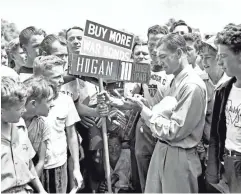  ?? COURTESY OF USGA ?? Ben Hogan signs autographs during the Hale America National Open Golf Tournament in 1942 at the Ridgemoor Country Club in Chicago.