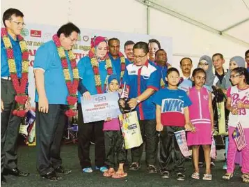  ?? FOTO:
SAIFULLIZA­N TAMADI ?? TENGKU Adnan (dua kiri) pada Program Jom Bantu Rakyat Komuniti Ceria di Lembah Pantai, semalam