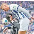  ?? FOTO: DPA ?? Schalkes Bryan Lasme (l.) gegen Herthas Marton Dardai.