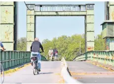  ??  ?? Die Hubbrücke in Duisburg Walsum führt Radfahrer und Fußgänger über einen Kanal im Nordhafen.