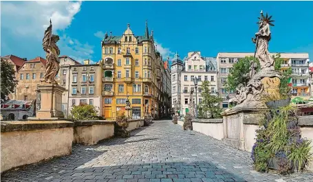  ?? FOTO SHUTTERSTO­CK ?? Kladsko. Pohled na historické město od mostu sv. Jana Nepomuckéh­o.