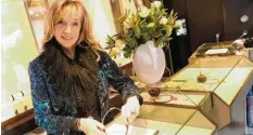  ?? Foto: Silvio Wyszengrad ?? Claudia Mayer hat das Juwelierge­schäft Jaufmann 20 Jahre geführt. Nun schließt der Laden.