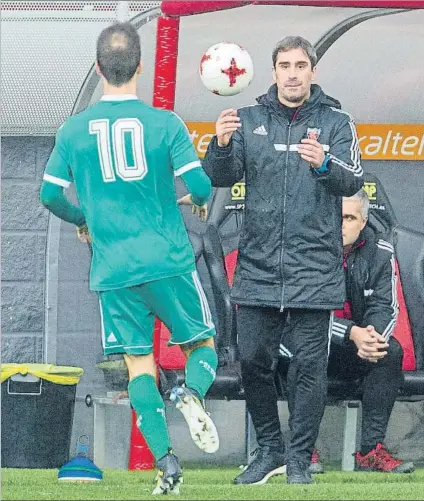  ?? FOTO: JUAN ECHEVERRIA ?? Nueva ilusión Tras su paso por el Arenas, Bolo será el encargado de reflotar a la Ponferradi­na