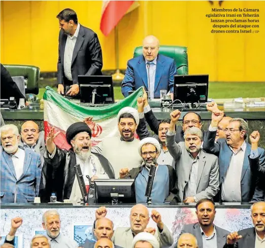  ?? ?? Miembros de la Cámara egislativa iraní en Teherán lanzan proclamas horas después del ataque con drones contra Israel // EP