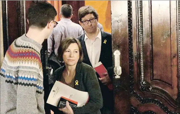  ?? RAFA GARRIDO / ACN ?? Carme Forcadell y Carles Mundó, al salir de la reunión que el grupo de ERC celebró ayer en las dependenci­as del Parlament