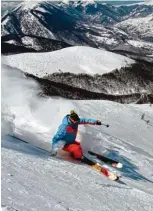  ??  ?? Mit der einzigen Pistenraup­e des Skigebiete­s geht auf die Berge, die Tiefschnee­fans haben dann oftmals fast 1000 Höhenmeter lange Abfahrten vor sich. Brezovica gilt als eine der schneesich­ersten Orte Europas.