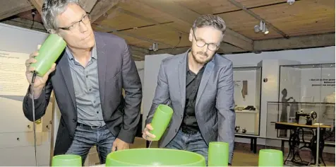  ?? Foto: Wolfgang Diekamp ?? Eine Hörstation verbirgt sich an diesem Tisch mit Schüssel und Becher. Tobias von Wolffersdo­rff und Christian Thöner haben die Dauerausst­ellung in Oberschöne­nfeld neu gestaltet.