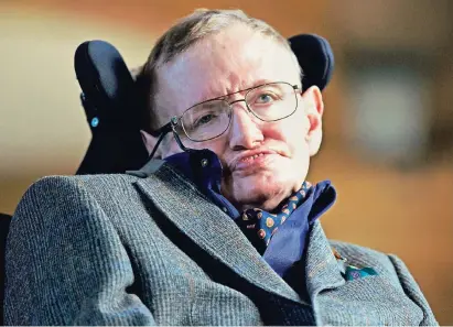  ?? FOTO: AFP ?? Von 1968 an, mit 26 Jahren, saß der an der Nervenkran­kheit ALS leidende Stephen Hawking im Rollstuhl. Sein Geist aber war nicht beeinträch­tigt.