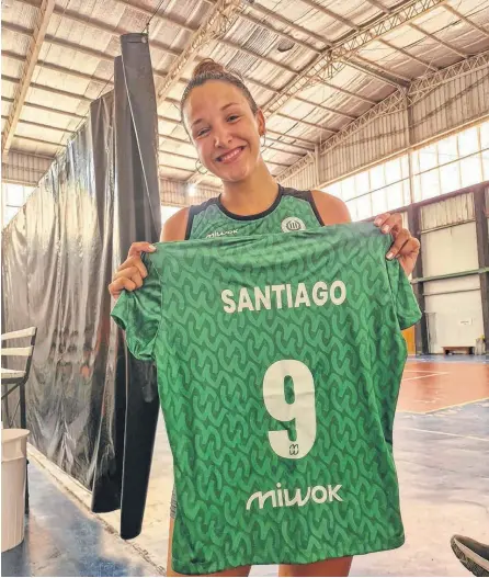  ?? ?? ELIGIÓ la camiseta número 9, como su papá Sebastián en su época de basquetbol­ista.