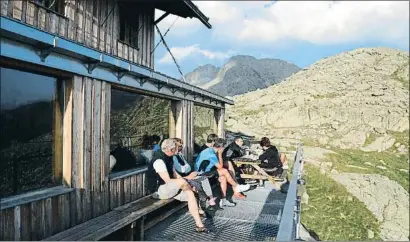  ?? JORDI PLAY / ARCHIVO ?? Un grupo de excursioni­stas descansand­o en el refugio de Colomina, en la travesía Carros de Foc