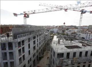  ?? (Photo archives C.D.)) ?? En haut à droite : le secteur concerné par les travaux de l’îlot Marenda-lacan avant le commenceme­nt de la restructur­ation. Et ci-dessus le chantier actuelleme­nt.