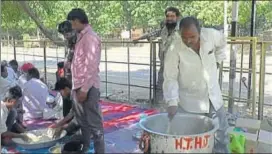  ?? HT PHOTO ?? The Muslim families cook their own food after district administra­tion failed to supply food.