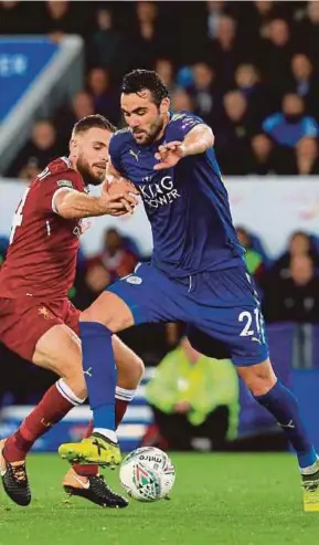  ?? AFP PIC ?? Liverpool’s Jordan Henderson (left) and Leicester City’s Vicente Iborra tussle for the ball at King Power Stadium on Tuesday.