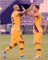  ?? GETTY IMAGES ?? L’abbraccio L’esultanza di Leo Messi, 33 anni, con Arturo Vidal, 33, dopo il gol della vittoria firmato dal cileno su assist dall’argentino