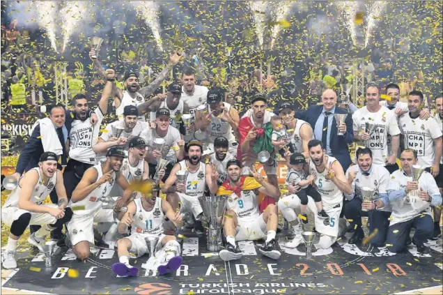 ??  ?? CAMPEONES. Los jugadores y el cuerpo técnico del Real Madrid celebran la Euroliga conquistad­a en Belgrado (Serbia) el pasado mes de mayo.