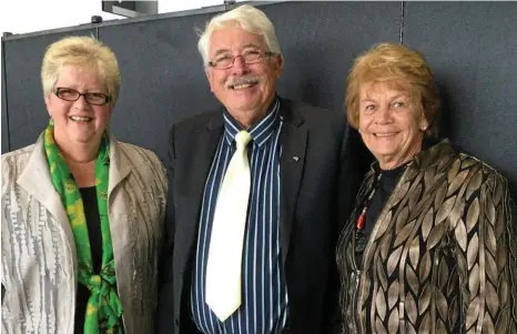  ?? PHOTO: VIRGINIA LAMBERT ?? SUCCESSFUL: Taking part in the RFDS luncheon are (from left) RFDS Darling Downs Voluntary Auxiliary President Lois Allan with Aussie Helpers Co-Founders Brian and Nerida Egan.
