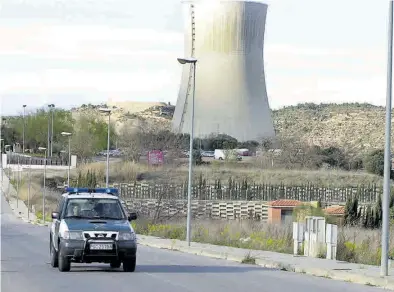  ?? JOAN PUIG ?? Patrulla de la Guardia Civil en la central nuclear tarraconen­se de Ascó.