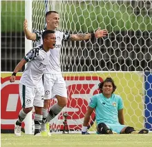  ?? HARITSAH ALMUDATSIR/JAWA POS ?? GAGAL MENGHALAU: Kiper Persik Adi Satryo terduduk setelah gawangnya dibobol striker Persikabo 1973 Aleksandar Rakic.