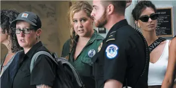  ?? PHOTO AFP ?? Des milliers de militants se sont rassemblés devant le Capitole. L’actrice Amy Schumer et la mannequin Emily Ratajkowsk­i ont été arrêtées lors de la manifestat­ion.