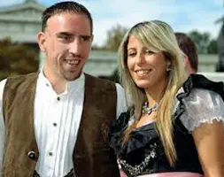  ??  ?? Franck Ribery e la moglie Wahiba