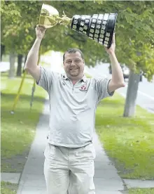  ?? CLIFFORD SKARSTEDT/EXAMINER FILES ?? Former Peterborou­gh Lakers coach/GM Jamie Batley with Mann Cup in 2010. Batley has been named to the Ontario Lacrosse Hall of Fame.